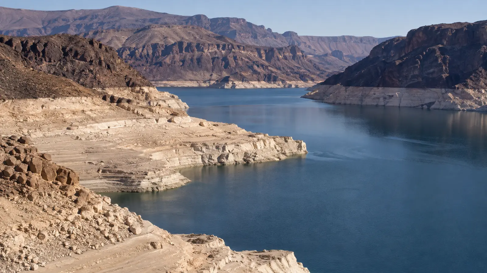 Colorado Nehri havzasındaki düşük rezervuar seviyelerini temsil eden özgün görsel; belirli bir tarihte çekilmiş saha fotoğrafı değildir